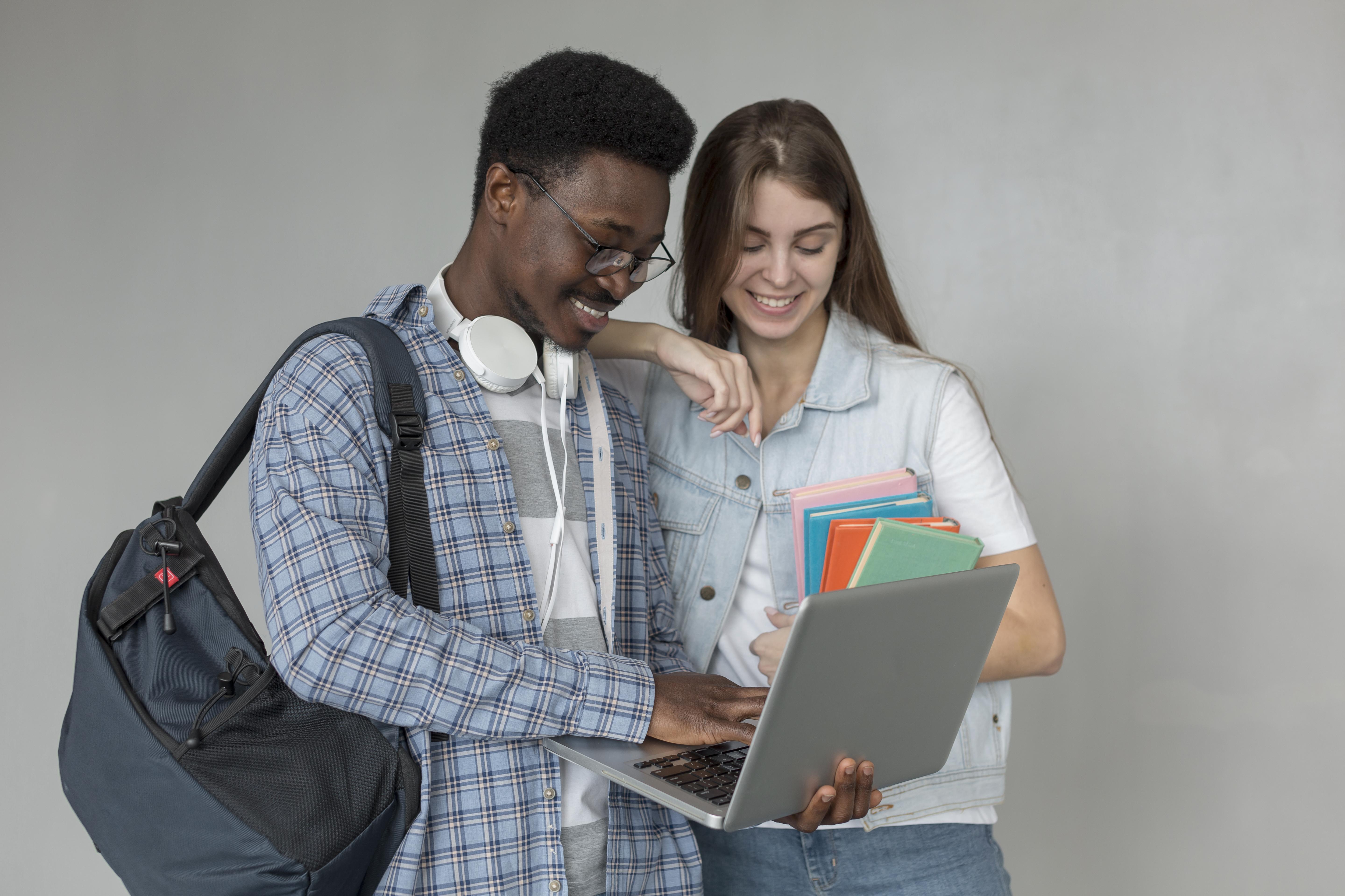 Imagens de dois estudantes olhando para um notebook